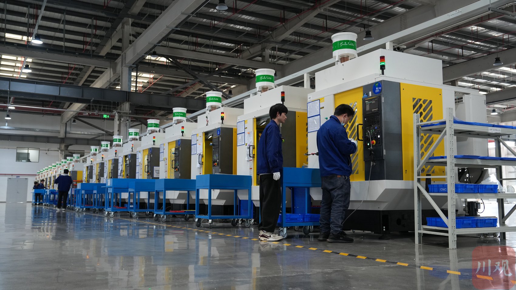 晶益通产业园2号厂房，正在生产车规级大功率IGBT模块材料。