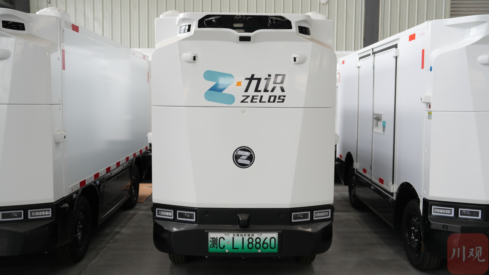 九识（自贡）智能科技有限公司生产车间内下线的无人车。