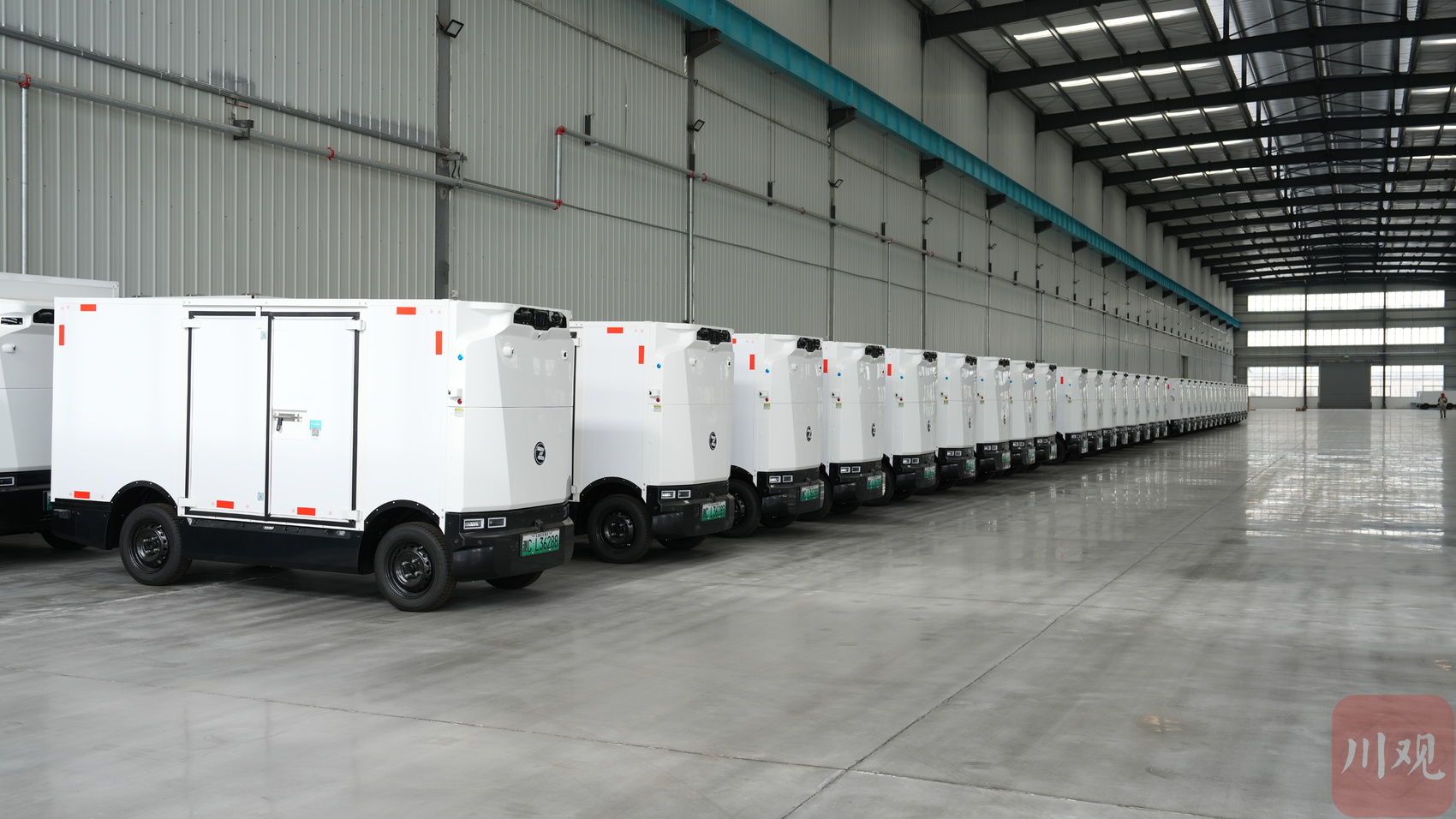 九识（自贡）智能科技有限公司生产车间内下线的无人车。