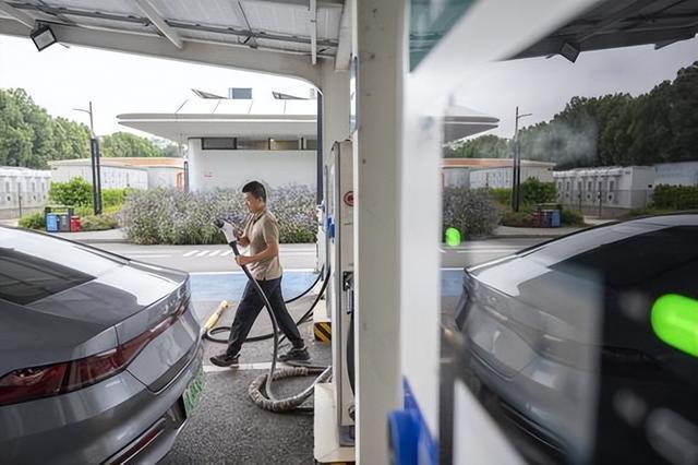 ▲2025年10月14日，铜梁区玉泉光储充检换一体站，市民正在为汽车充电。记者 谢智强 摄/视觉重庆
