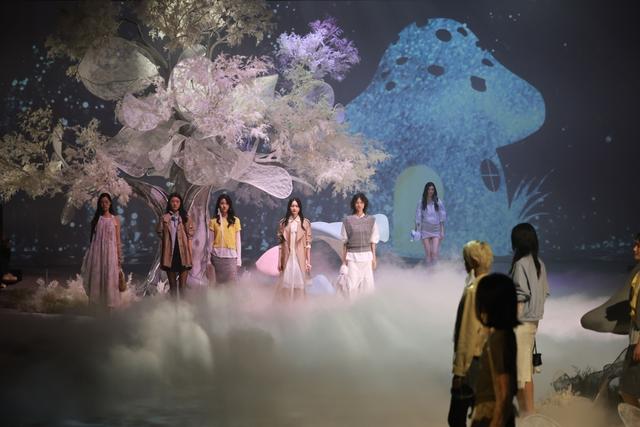 HPLY荷比俪呈现开幕大秀。海沙尔摄