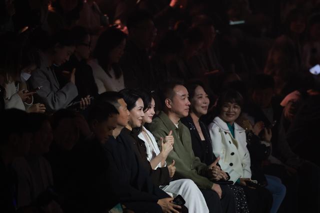 荷比俪品牌代言人李一桐（一排中间身着白色服装）现身秀场。海沙尔摄