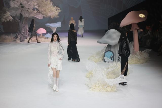 开幕秀现场。海沙尔摄