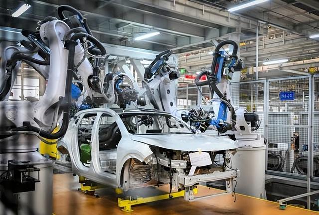 ▲2026年1月26日，位于两江新区的长安阿维塔数智工厂，机器手臂正在作业。记者 张锦辉 实习生 杨锐曦 摄/视觉重庆