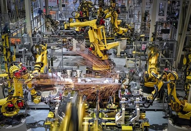 ▲2026年2月24日，庆铃汽车(集团)有限公司生产线，机械手臂精准挥舞、高效作业。首席记者 龙帆 摄