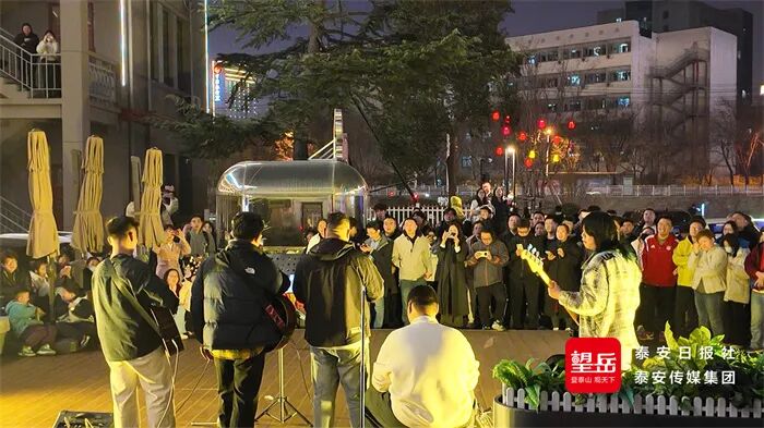 10天，一支街头民谣乐队从“被暂停”到“被邀请” “桥洞”的歌声，被城市“接住”了