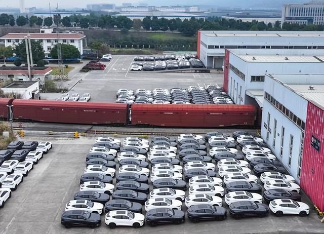 ▲2026年2月17日，沙坪坝团结村，车站内停满重庆造新能源汽车，即将发往海外（无人机照片）。通讯员 郭晋 摄