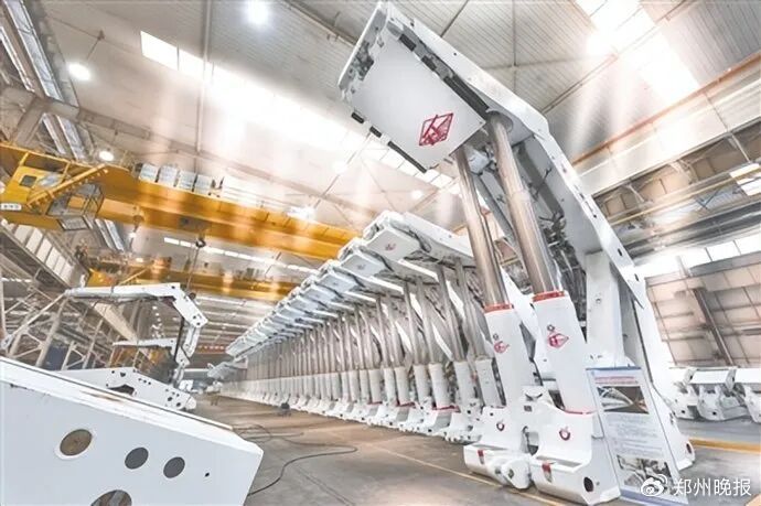 郑煤机生产的全球首套10米超大采高智能化液压支架