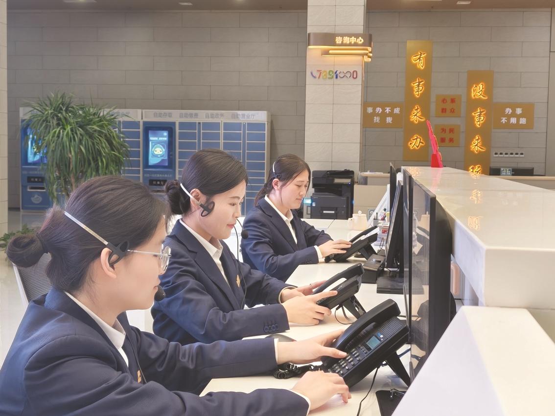 邱县行政审批局“7891000”专线工作人员接听电话，高效服务企业、群众。 邱县县委宣传部 供图