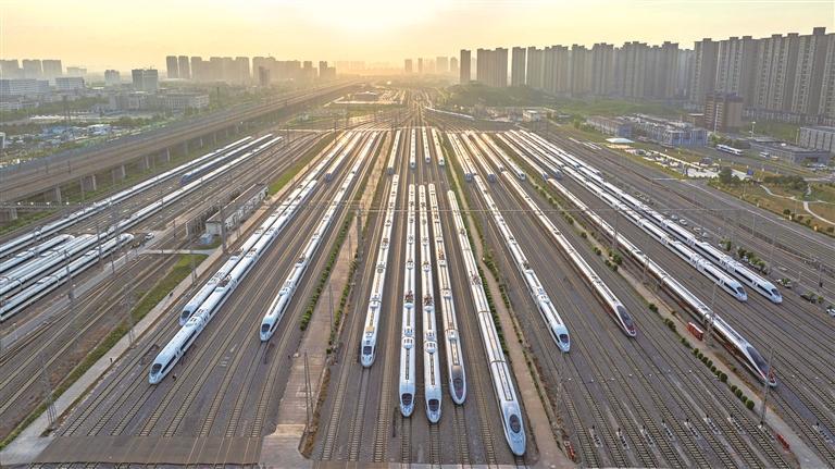 三月二十二日清晨，西安北站内数十列高铁动车组列车整装待发。