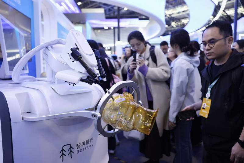 媒体在参观千通道侵入式柔性脑机接口系统。新京报记者 浦峰 摄