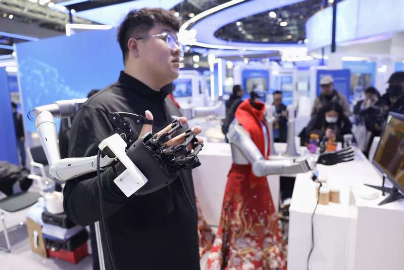 工作人员在展示“灵巧手阵列”。新京报记者 浦峰 摄