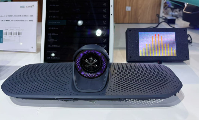 （车载音乐律动&AI情绪氛围灯现场图）