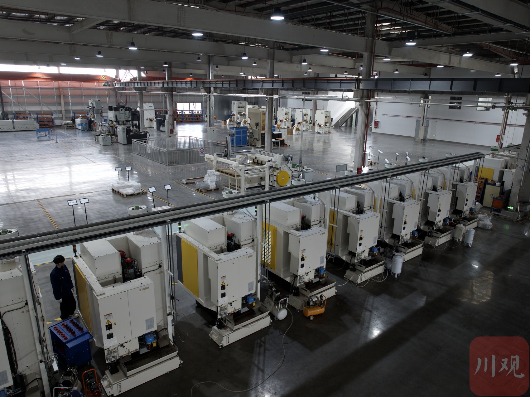 晶益通产业园2号厂房，正在生产车规级大功率IGBT模块材料。