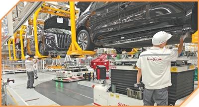 中国一汽红旗繁荣厂区生产线，工人在调试车辆。记者 门杰伟摄