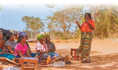 中非科技小院研究生（右一）在马拉维恩卡塔湾县向当地农户讲授农技。焦小强供图