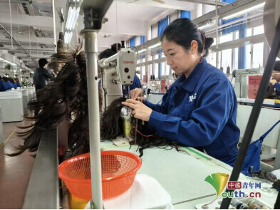 高针车间内工人正在织发。中国青年网见习记者王煜鑫 摄