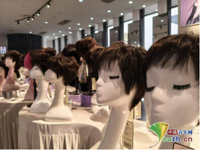 展厅内假发陈列。中国青年网见习记者王煜鑫 摄