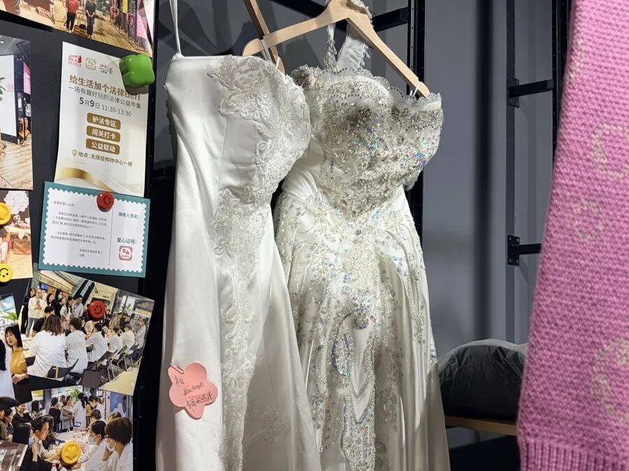 店铺内,两件从云南捐来的婚纱引人瞩目(牛益彤 摄)