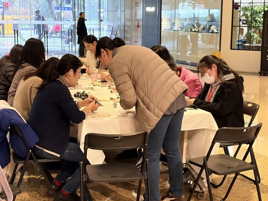 工作日中午,一楼大厅正在举行手作活动,参与者多为周边的上班族和居民(牛益彤 摄)