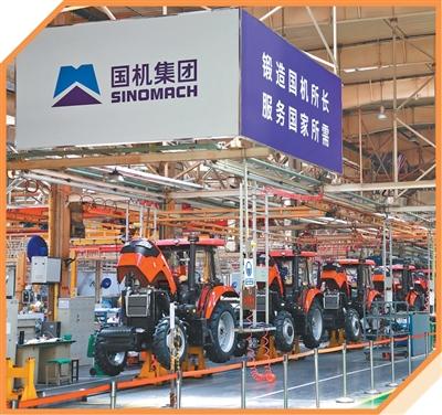 中国一拖大拖公司总装线。记者 慎志远摄