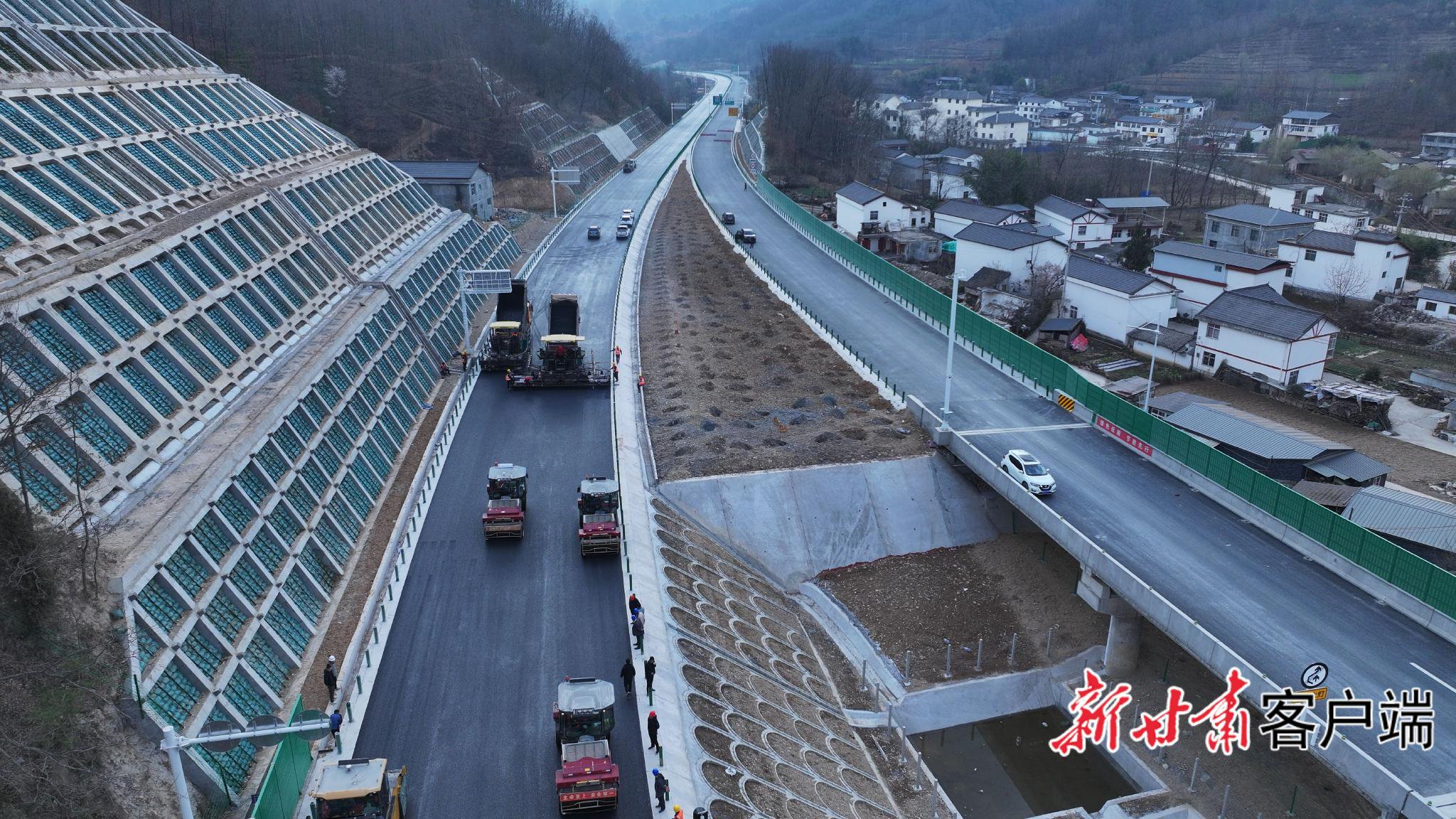 康略高速公路二期项目路面标段进行沥青面层施工。 新甘肃·甘肃日报通讯员 陈勇