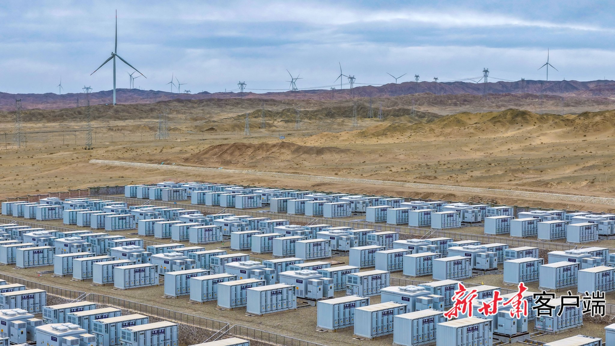 张掖市高台县北部滩华景丝路300MW1200MWh独立储能电站项目建设稳步推进。新甘肃·甘肃日报记者 田蹊