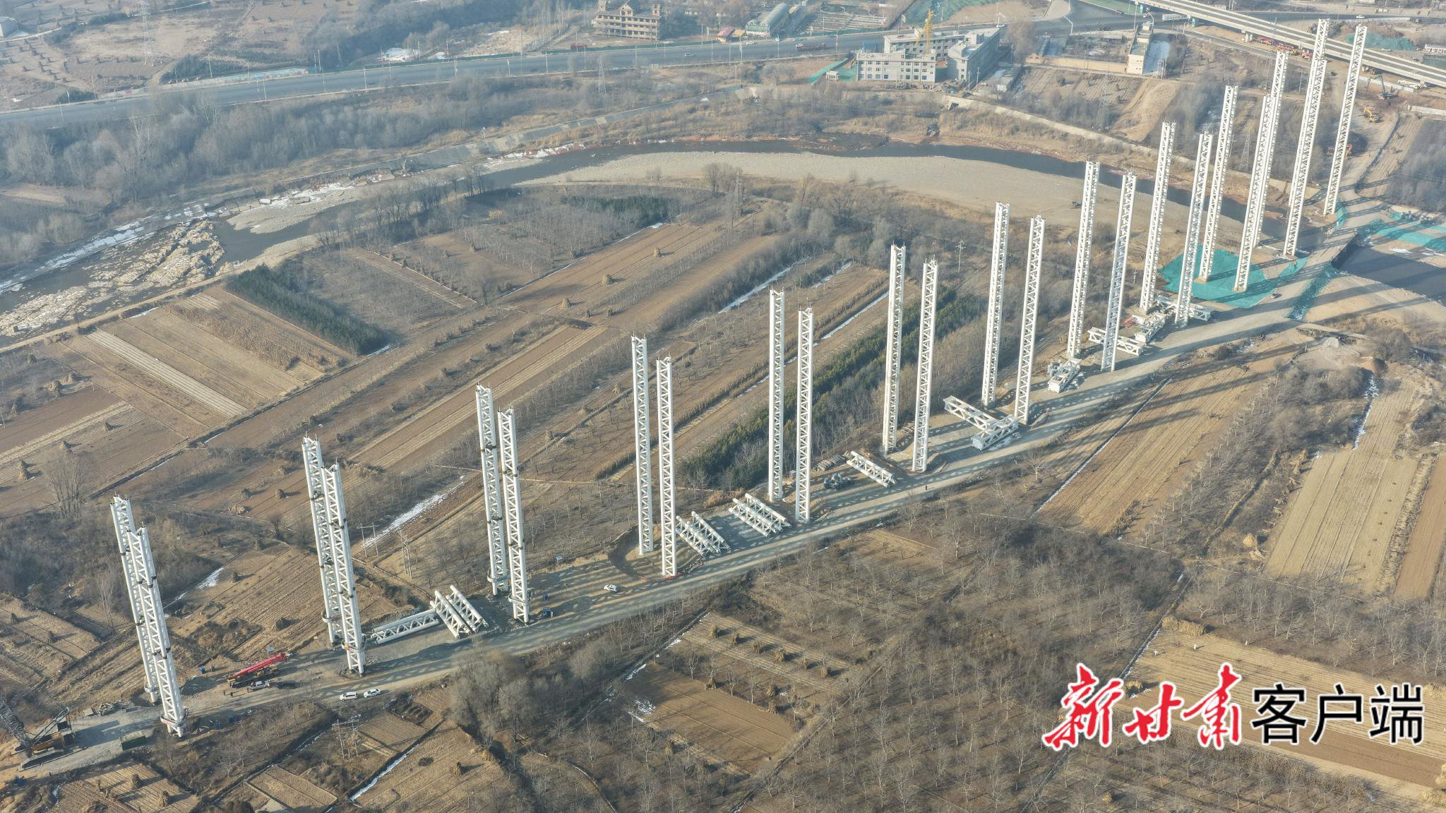 兰永临高速公路大夏河特大桥建设现场，各项施工作业有序推进。新甘肃·甘肃日报通讯员 史有东