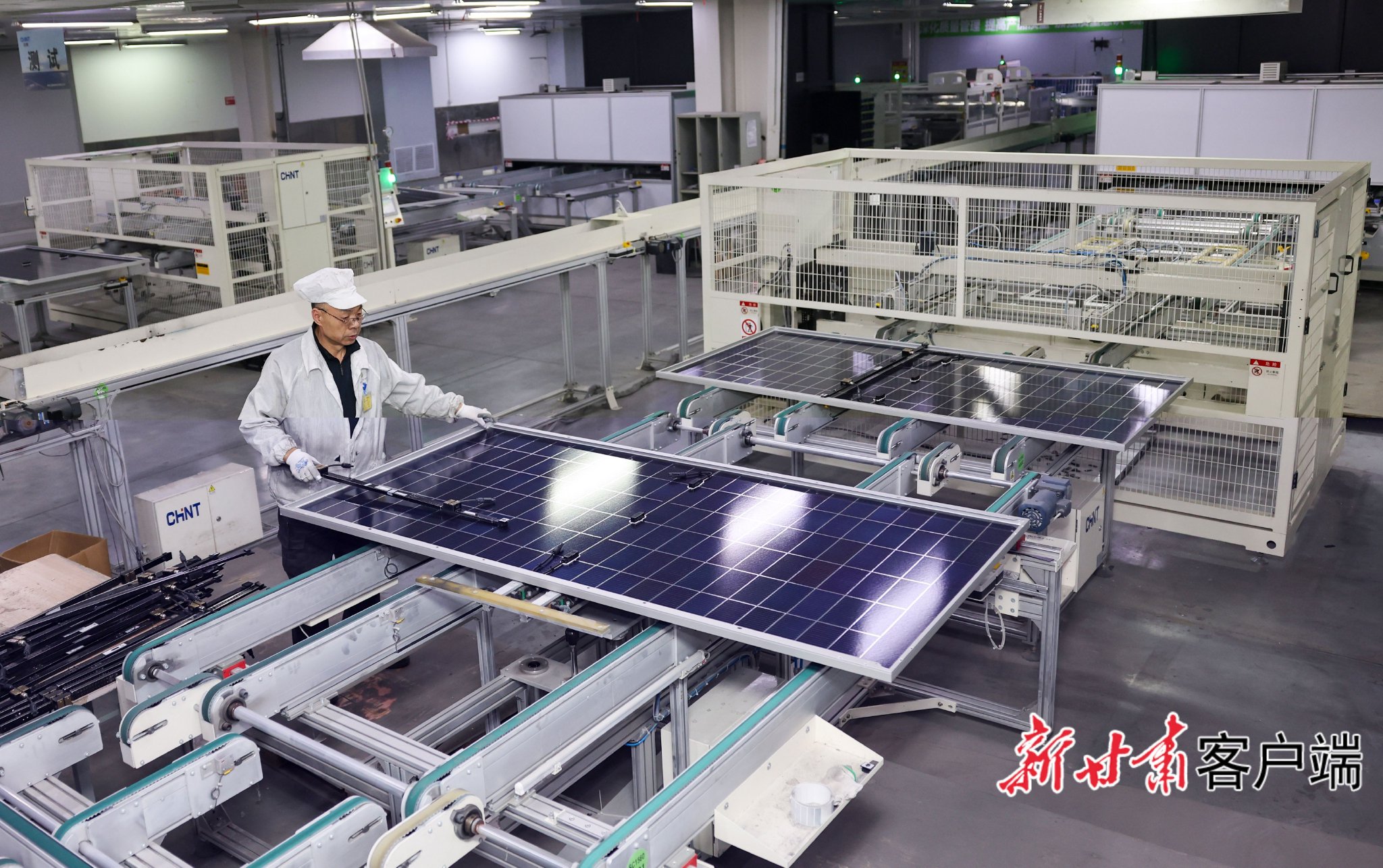 正泰光伏装备智能制造产业基地光伏组件生产线上，工作人员正在安装光伏板组件。新甘肃·甘肃日报记者 冯乐凯