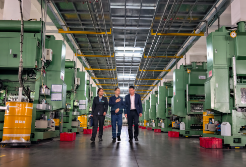 图：农行工作人员在鸿达智能的厂房里了解企业经营情况（储志强摄）