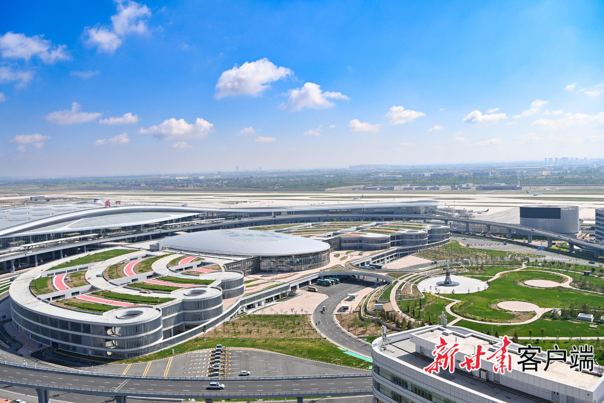 兰州中川国际机场。近日，机场圆满完成三跑道飞行程序实地验证试飞，向三跑道运行时代迈出关键一步。新甘肃·甘肃日报记者 丁凯