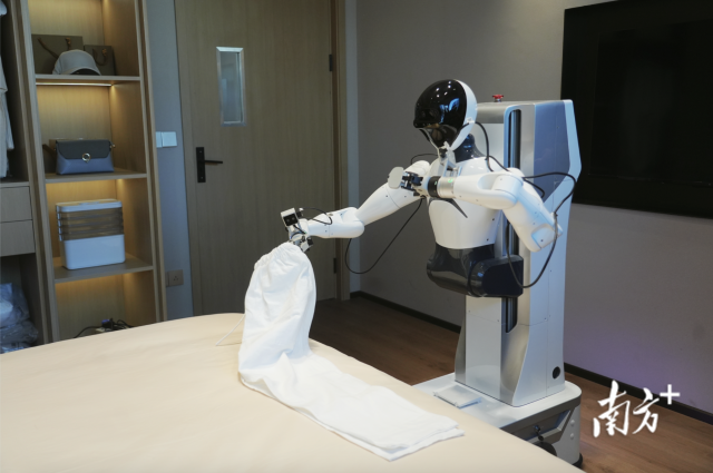 图为珠海具身智能应用创新中心康养机器人。