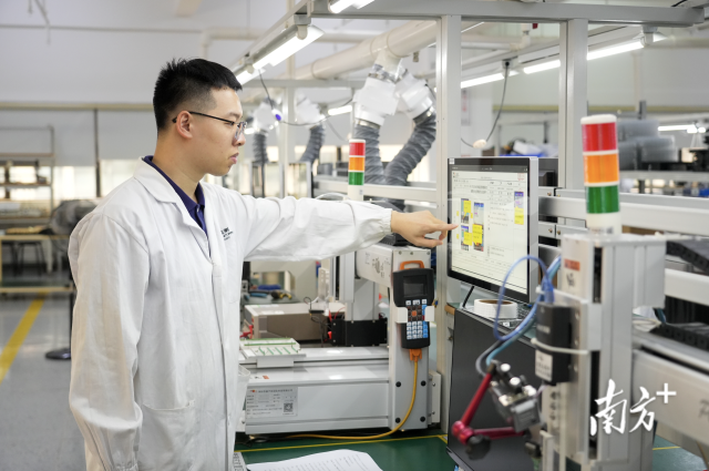 图为珠海高新区辖区科技企业智能化生产线。南方