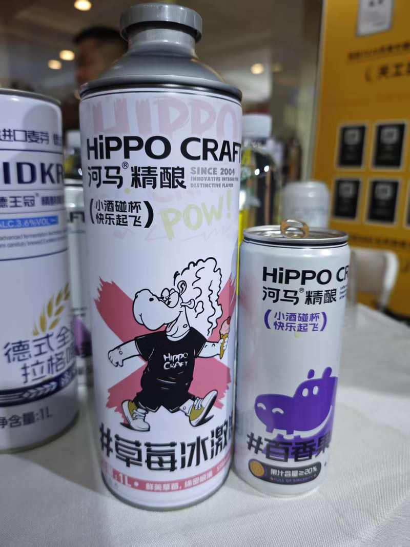 2026年春糖期间，河马精酿展出的“果啤”产品。 新京报记者郭铁 摄