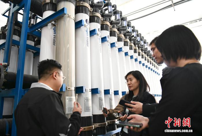 在位于山东省滨州市无棣县的鲁北碧水源海水淡化有限公司车间内，相关负责人介绍海水淡化方法。沙见龙 摄