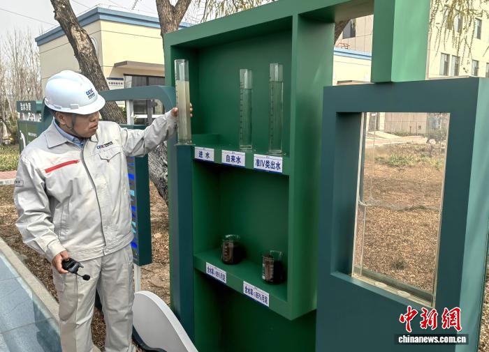 在葛洲坝水务(滨州)有限公司,相关负责人讲解生活污水处理流程等。沙见龙 摄