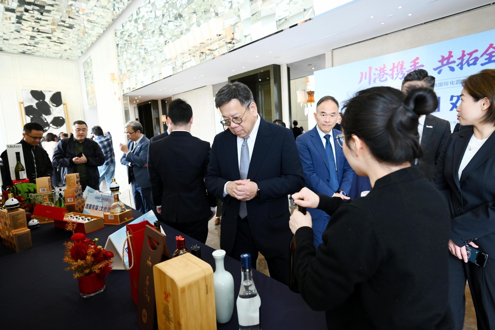 香港优势助力川酒国际化圆桌会会后。