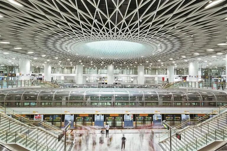 深圳地铁日均客流突破900万人次。图为繁忙有序的岗厦北站。 深圳特区报记者 刘羽洁 通讯员 汪筱瑜 摄