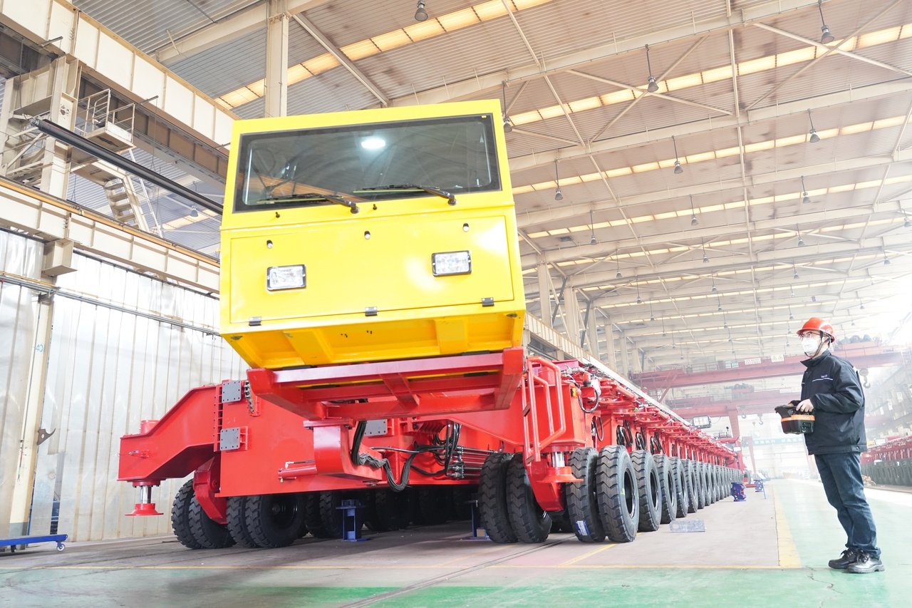 1000吨级机电液一体化运梁车。