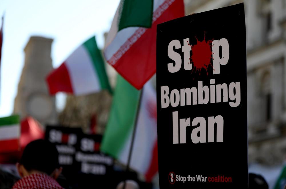 　　3月21日，人们在英国伦敦参加集会，抗议美国和以色列对伊朗发动军事打击。新华社记者李颖摄