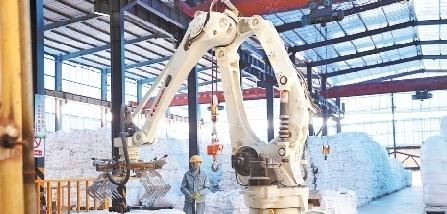 红星锰业生产车间，机械臂在打包产品。 贵州日报天眼新闻记者 葛永智 摄