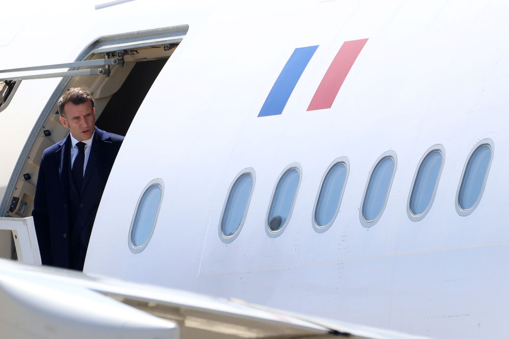 　　3月9日，法国总统马克龙抵达塞浦路斯西南部的帕潘德里欧空军基地。新华社发（乔治·克里斯托弗鲁摄）