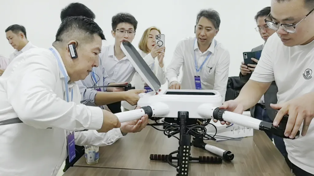 在青秀创新中心参加AI+低空培训期间，泰国企业家协会代表动手组装无人机。青秀创新中心供图