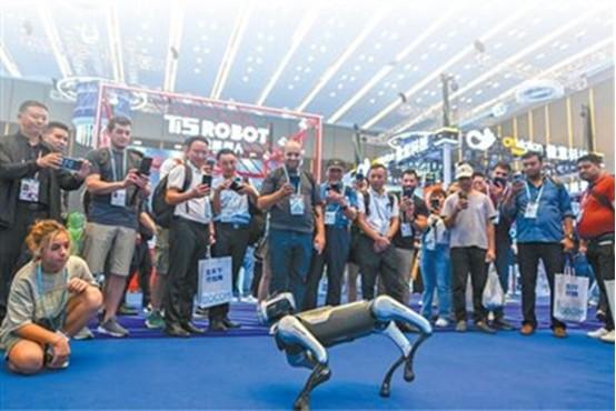 在第138届广交会服务机器人专区,客商在魔法原子展台观看机器狗表演。新华社记者 肖恩楠摄