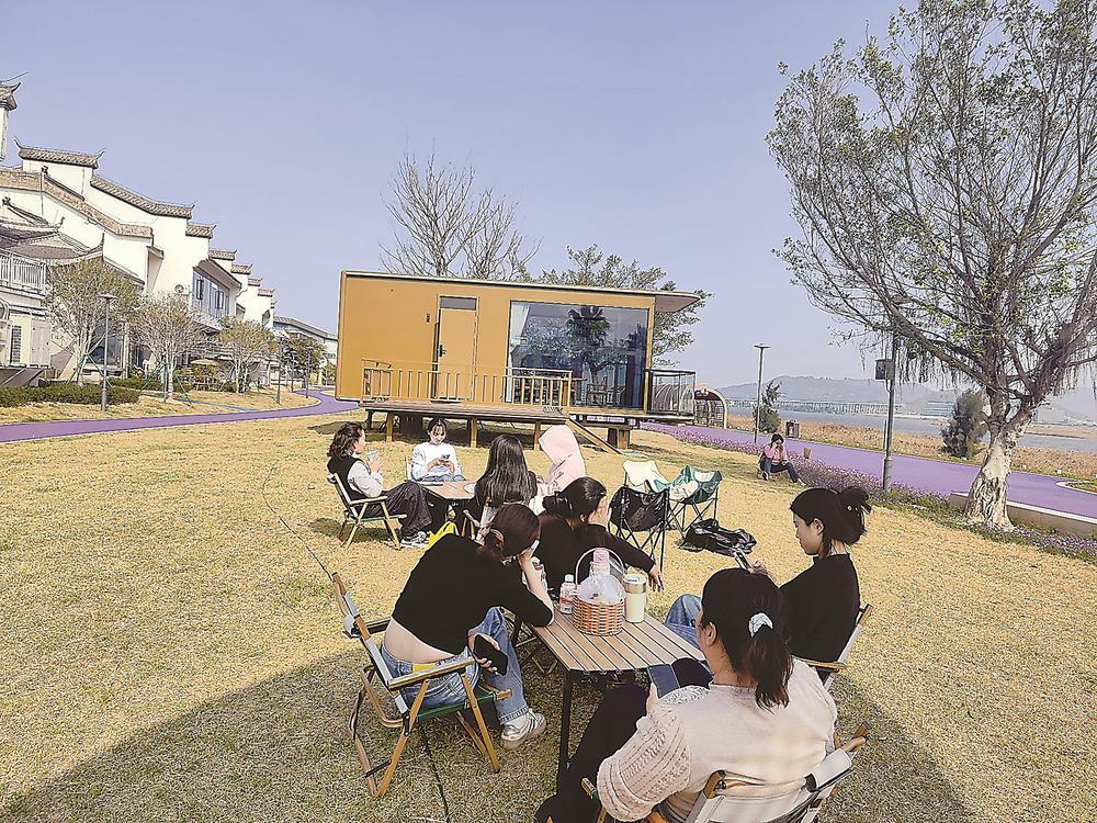 露营正在回归松弛、自然与日常。本报记者 肖榕 摄