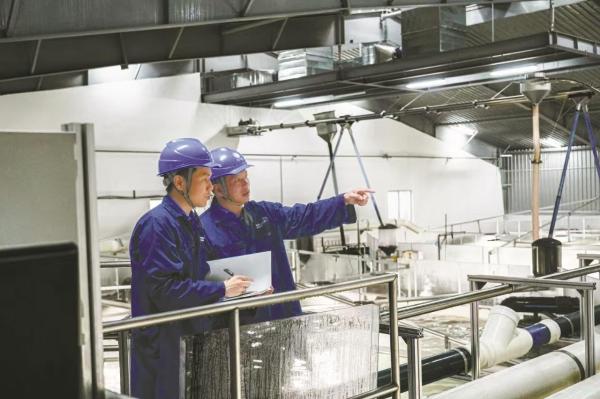 象山供电公司工作人员服务诺帝克水产（宁波）有限公司。通讯员 董玉燕 摄