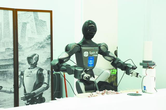 人形机器人现场串糖葫芦。马 俊摄