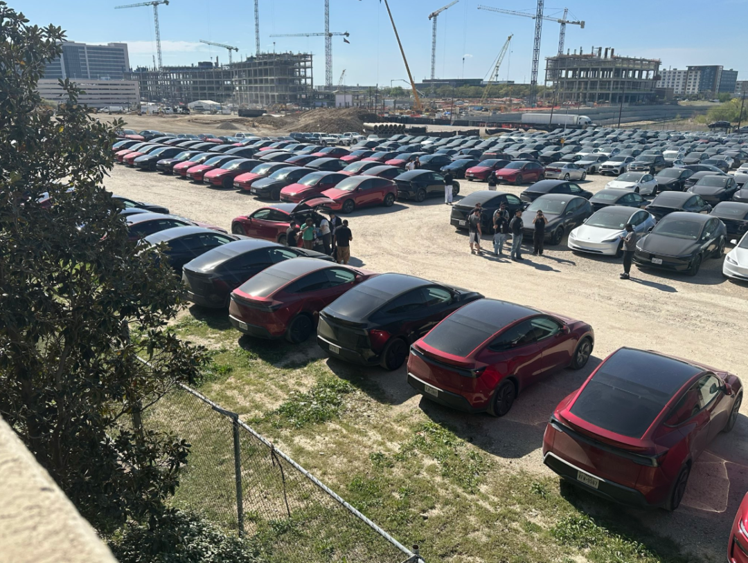 特斯拉网约车停车场被曝光，大量 Model Y 标配后摄像头清洗装置！