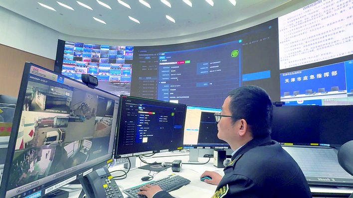 天津市应急管理局工作人员通过系统查看企业报警处置情况。