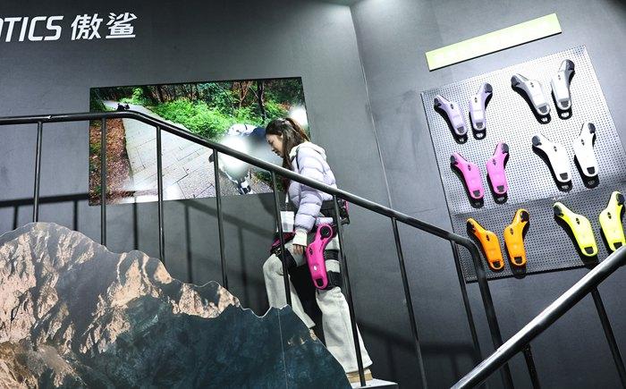 　　图为观众现场体验傲鲨外骨骼产品。新华社记者方喆 摄